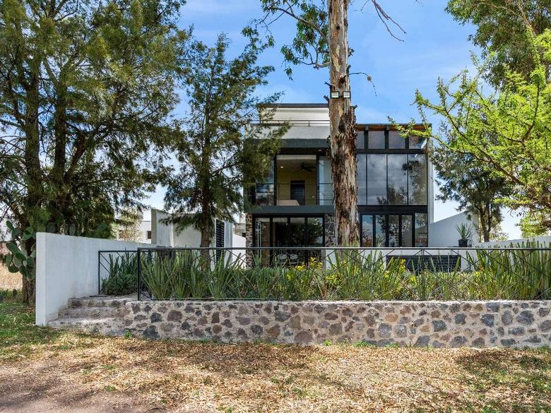 Casa Blanca Zirandaro — 10 photos