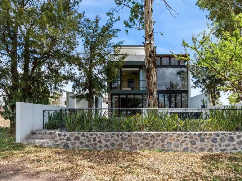 Casa Blanca Zirandaro — 31 photos
