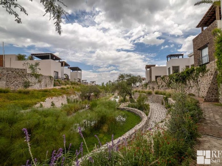 Opportunity house for sale in Private complex 8 minutes for centro! — 3 photos
