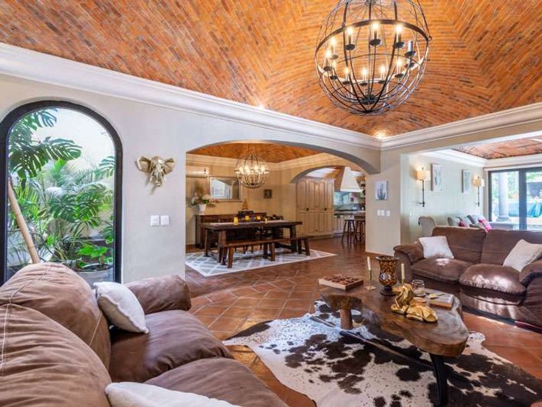 Casa Pacifica — 5 photos