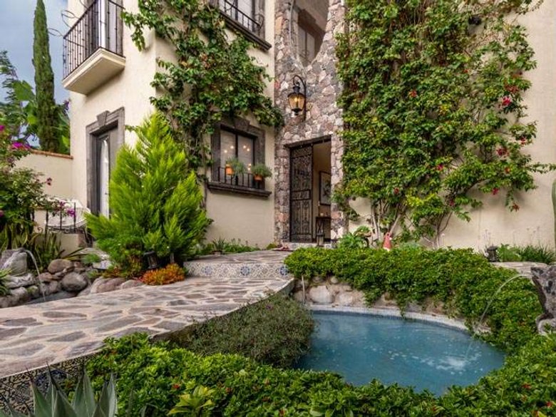 Casa Pacifica — 2 photos