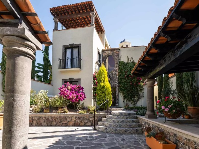 Casa Pacifica — 19 photos