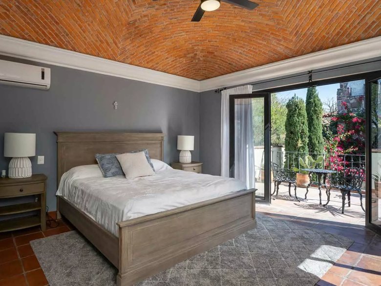 Casa Pacifica — 41 photos