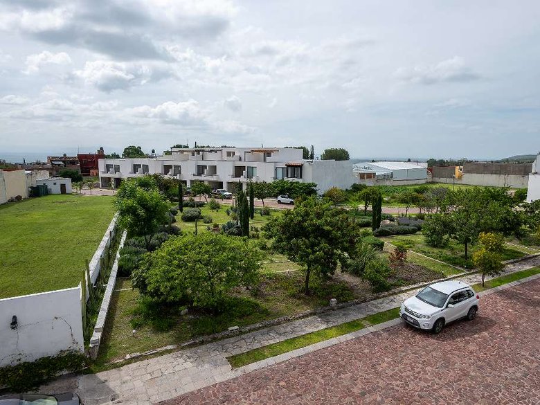 Primavera Lots — 4 photos
