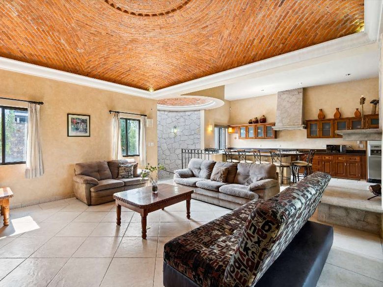 Casa Luces — 10 photos
