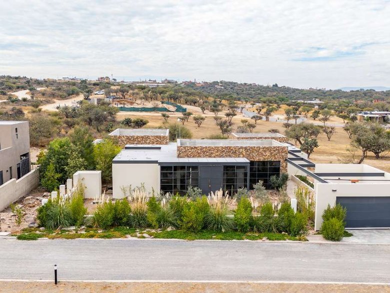 MODERN COUNTRY HOUSE — 2 photos