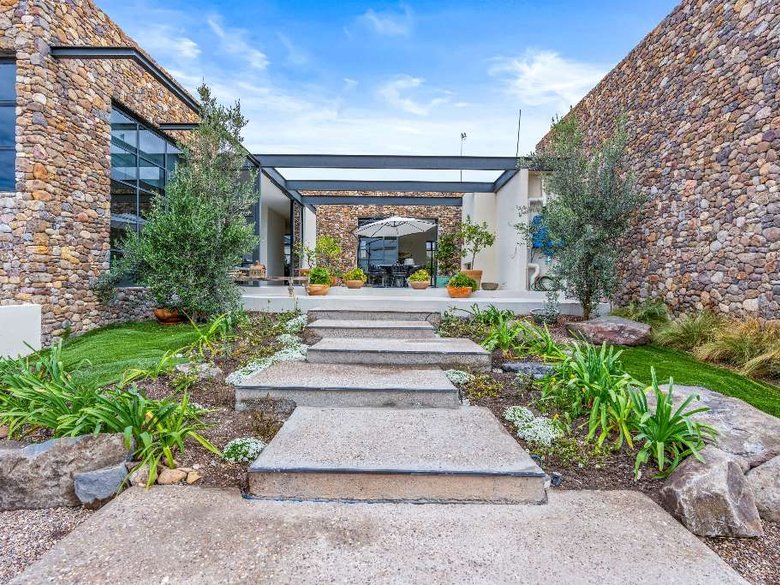 MODERN COUNTRY HOUSE — 1 photos