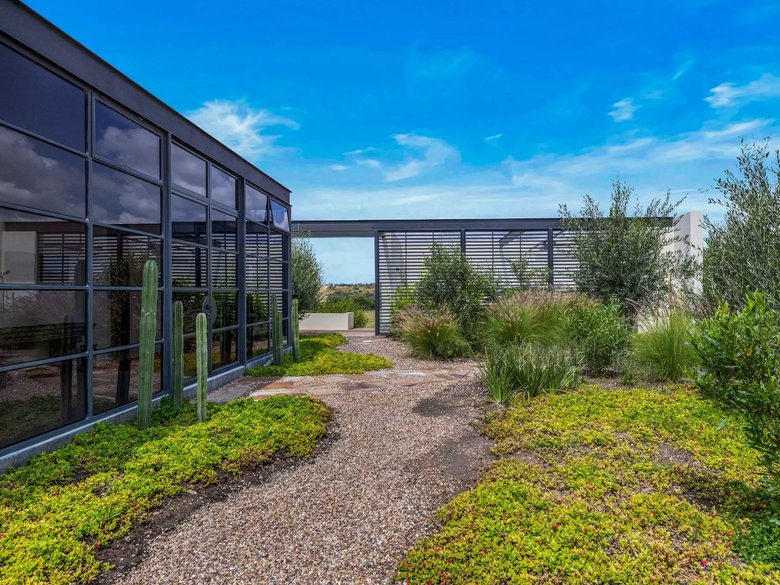MODERN COUNTRY HOUSE — 19 photos