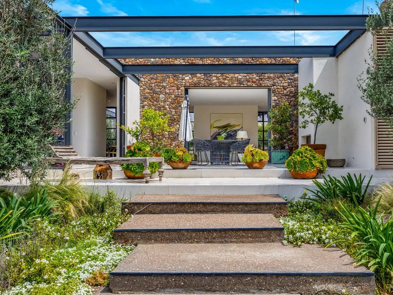 MODERN COUNTRY HOUSE — 39 photos