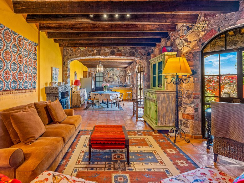 Stone Chapel House — 19 photos