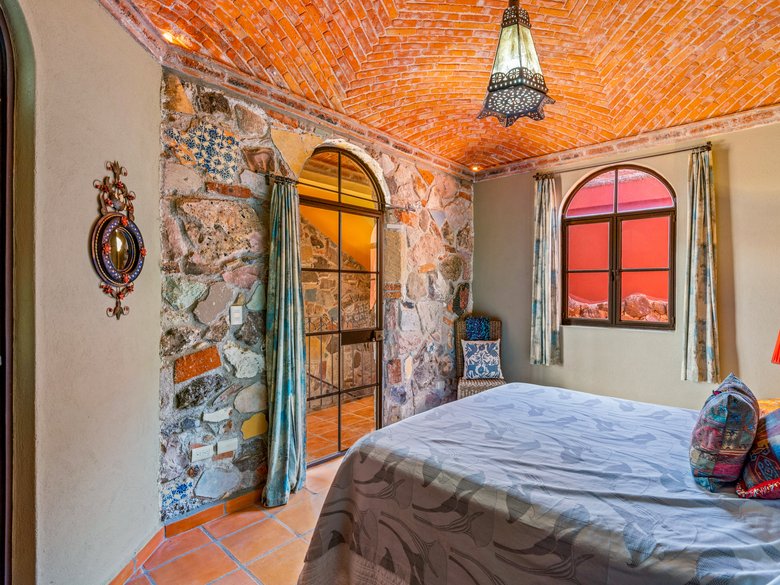Stone Chapel House — 22 photos