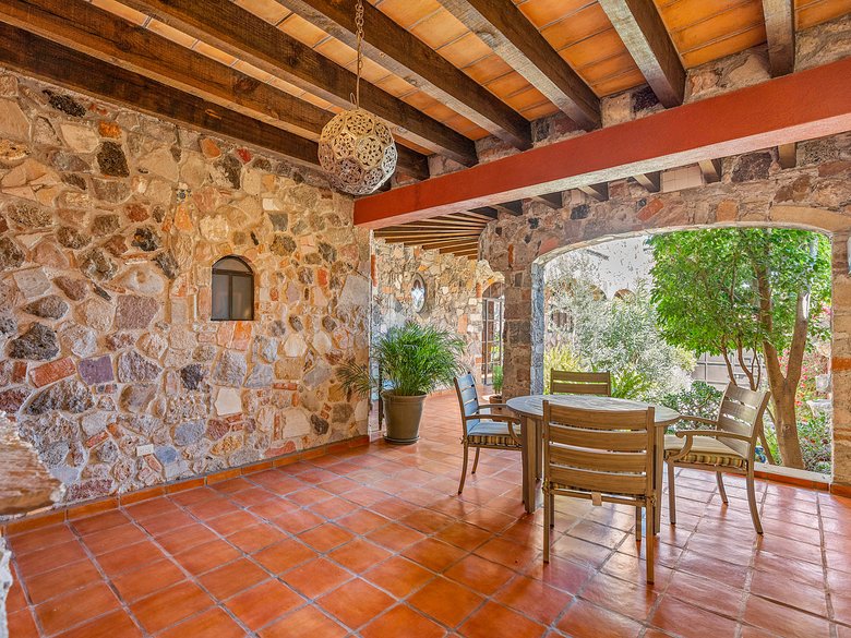 Stone Chapel House — 11 photos