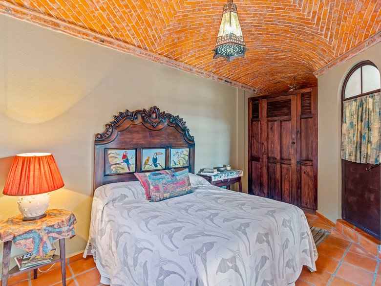 Stone Chapel House — 21 photos