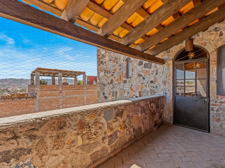 Stone Chapel House — 33 photos