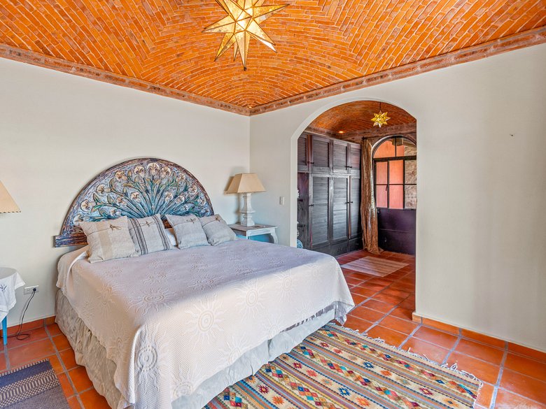 Stone Chapel House — 27 photos