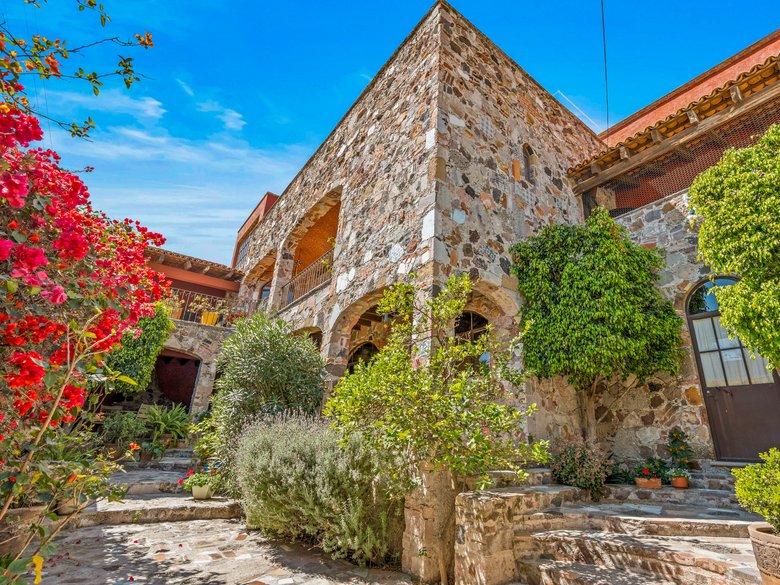 Stone Chapel House — 8 photos