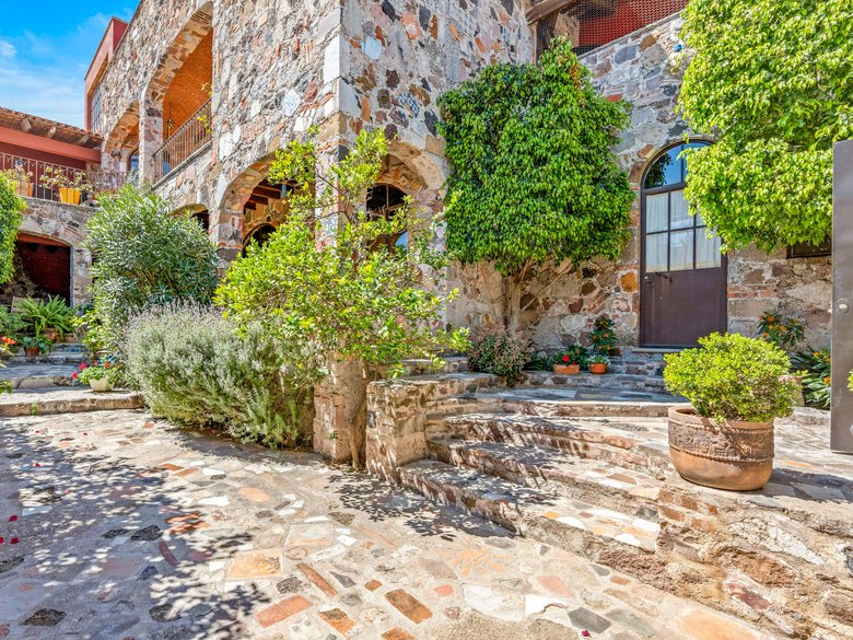 Stone Chapel House — 9 photos