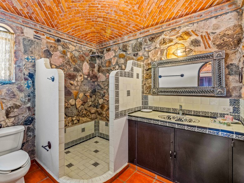 Stone Chapel House — 31 photos