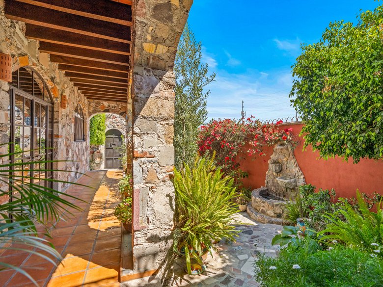 Stone Chapel House — 12 photos