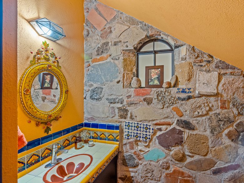 Stone Chapel House — 20 photos