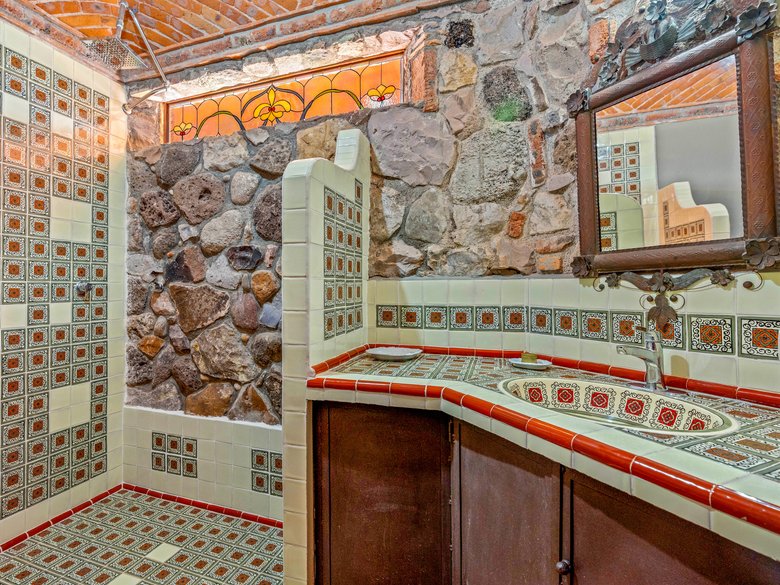 Stone Chapel House — 23 photos