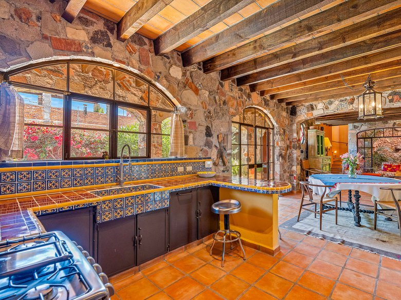 Stone Chapel House — 15 photos
