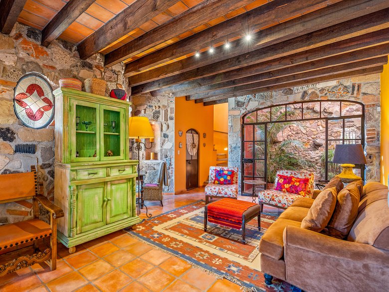Stone Chapel House — 17 photos