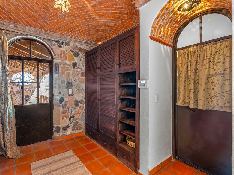 Stone Chapel House — 30 photos