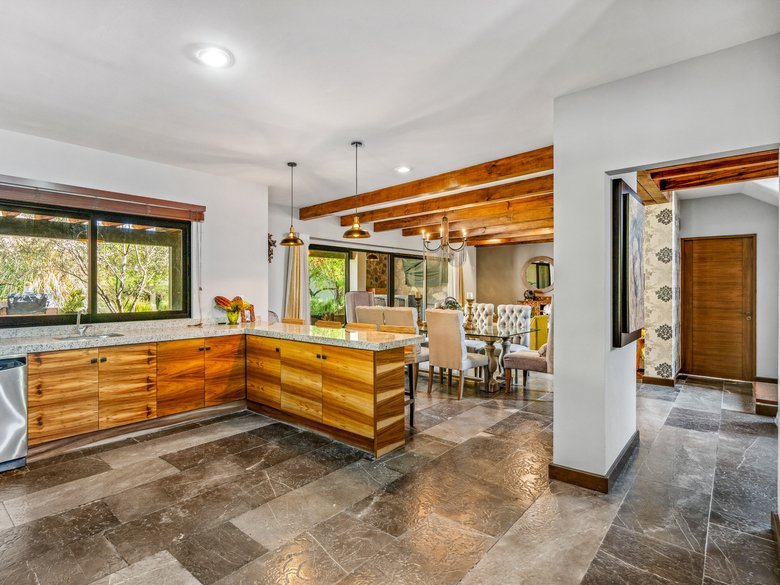 Perfect family home for sale — 4 photos