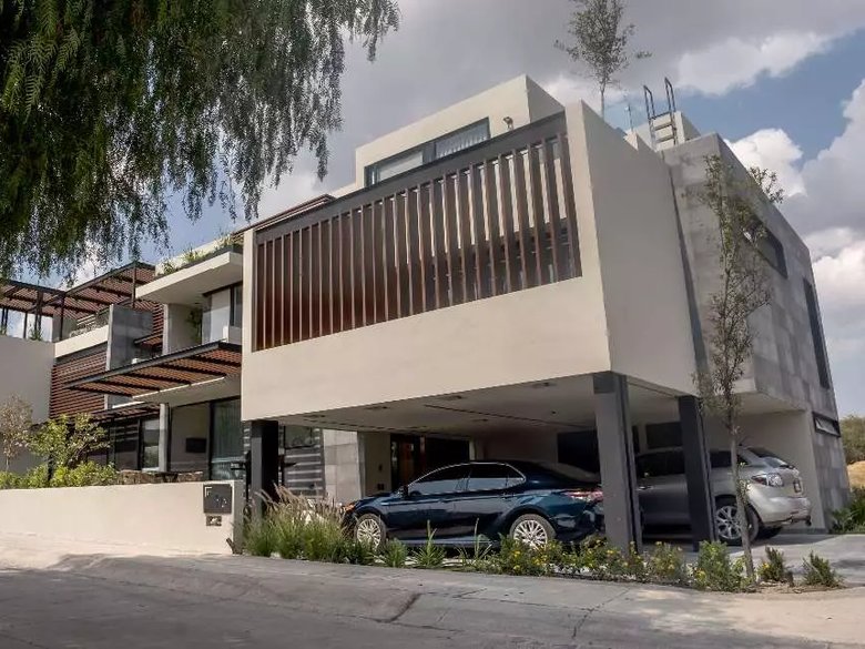 Bright House — 8 photos