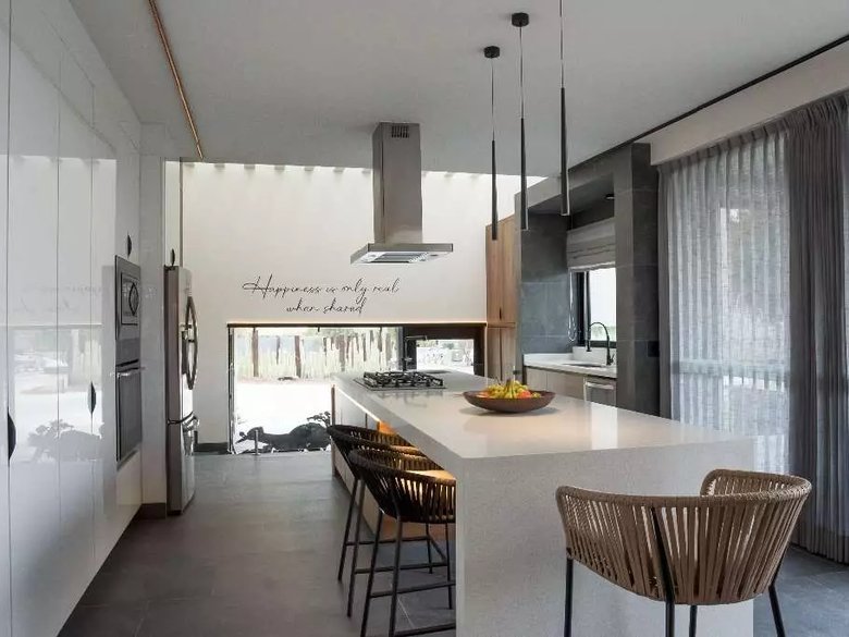 Bright House — 14 photos
