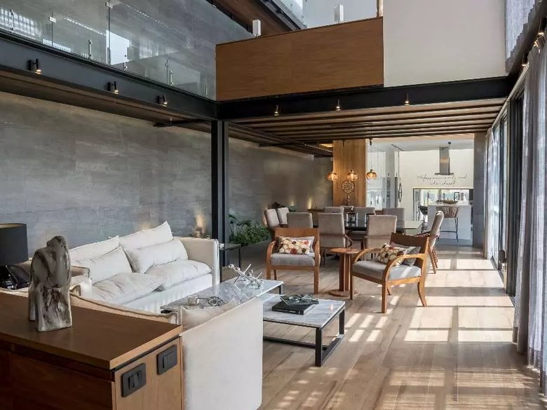 Bright House — 10 photos