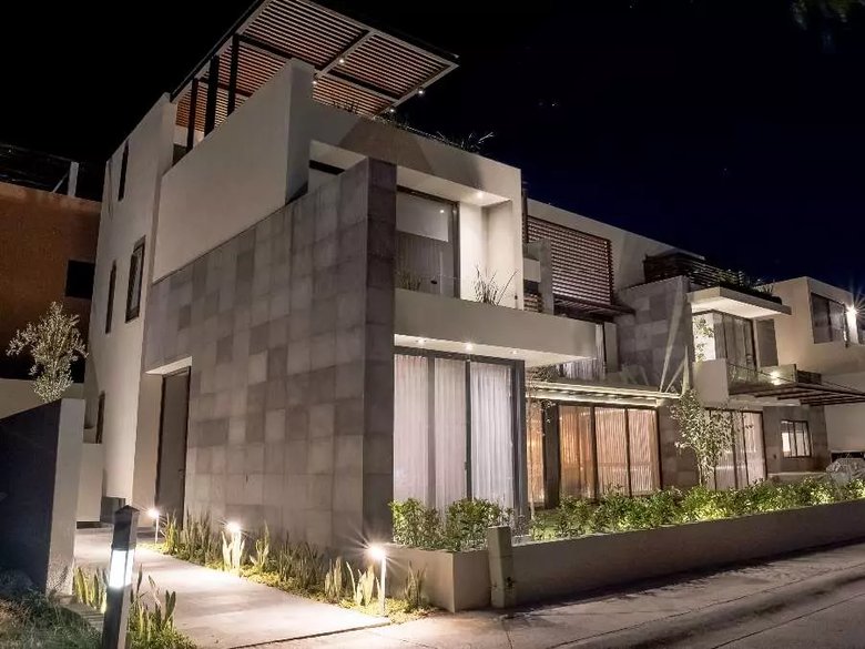 Bright House — 6 photos