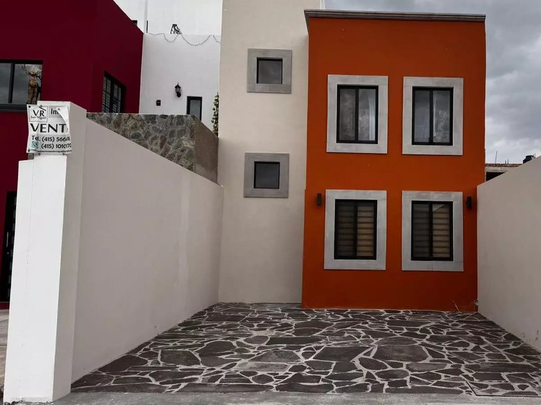 CASA LINDA — 11 photos