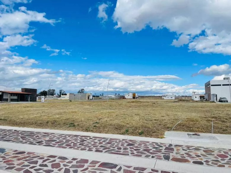 Prime Lot For Sale In Cumbres — 2 photos