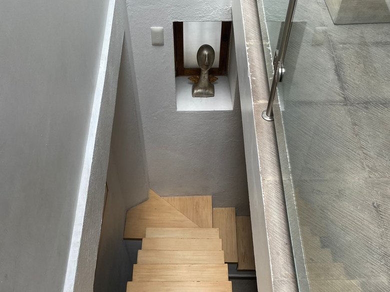Loft in the heart of sma (Available long term June 2027) — 8 photos