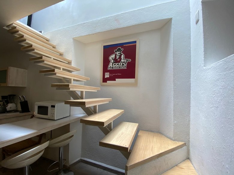 Loft in the heart of sma (Available long term June 2027) — 11 photos