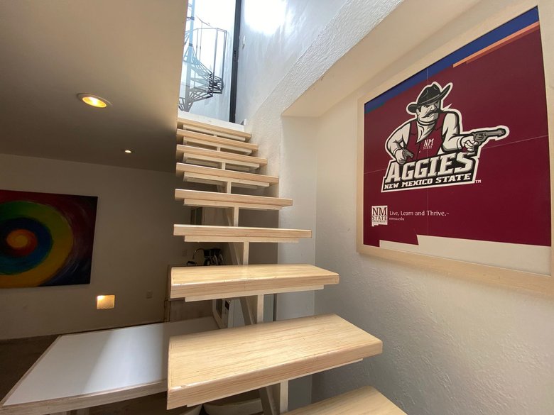 Loft in the heart of sma (Available long term June 2027) — 7 photos