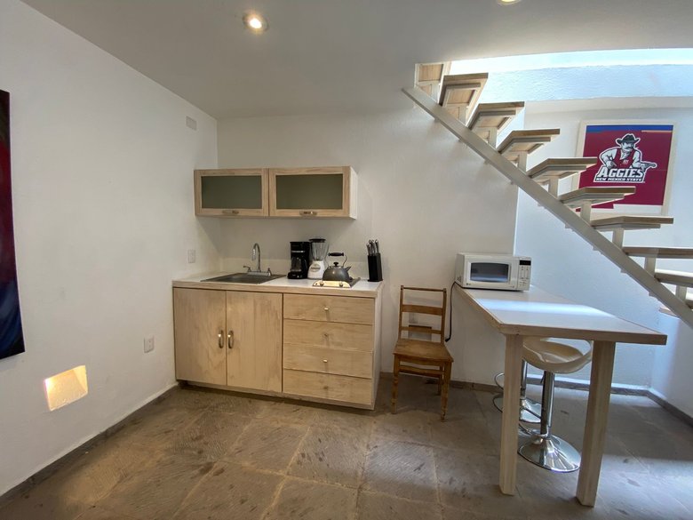Loft in the heart of sma (Available long term June 2027) — 6 photos