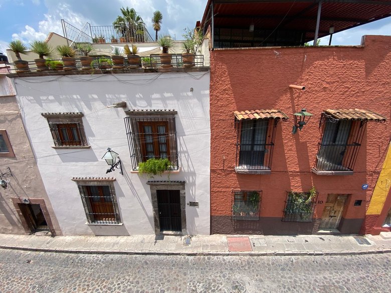 Loft in the heart of sma (Available long term June 2027) — 4 photos
