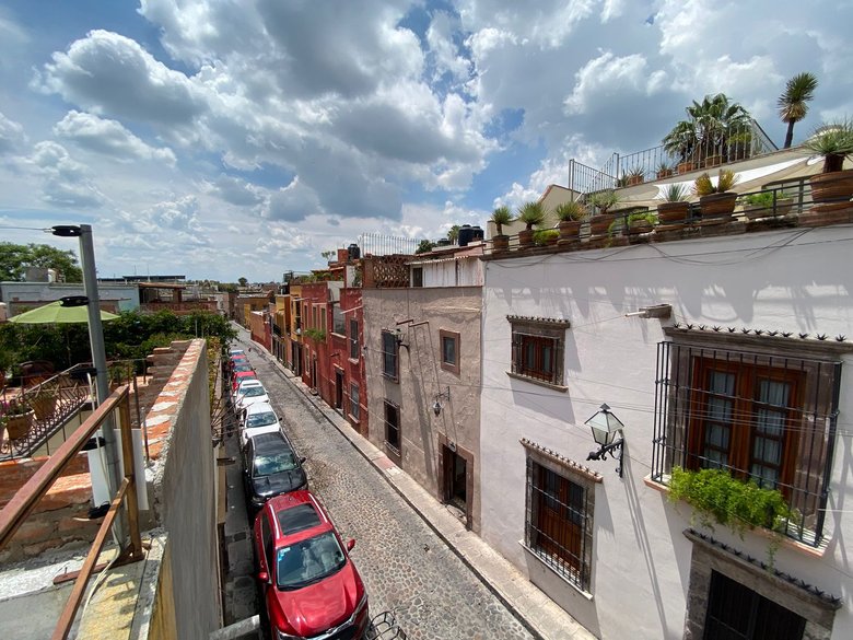 Loft in the heart of sma (Available long term June 2027) — 3 photos