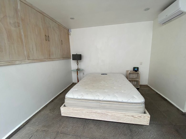 Loft in the heart of sma (Available long term June 2027) — 9 photos