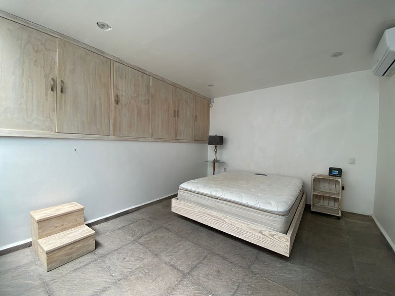 Loft in the heart of sma (Available long term June 2027) — 12 photos