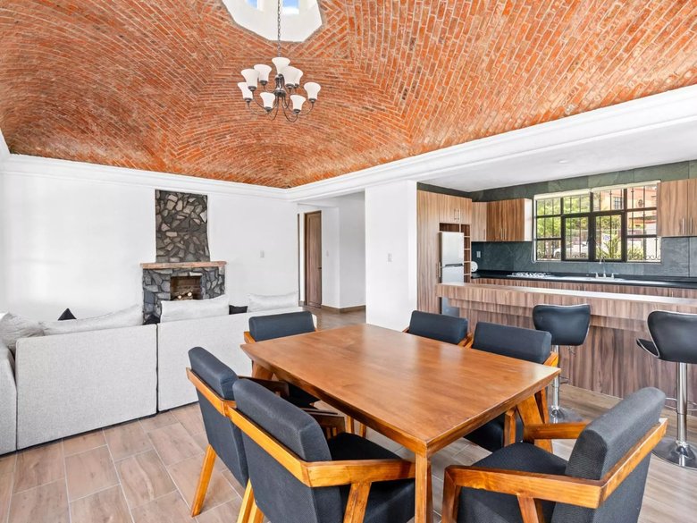 SINGLE LEVEL LIVING HOME — 5 photos