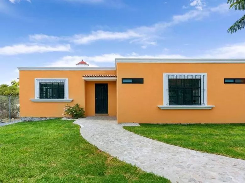 SINGLE LEVEL LIVING HOME — 2 photos