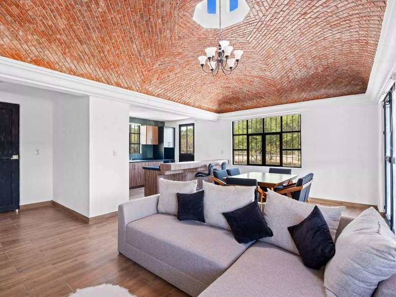SINGLE LEVEL LIVING HOME — 4 photos