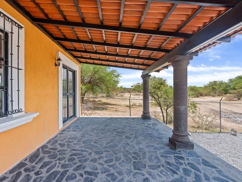 SINGLE LEVEL LIVING HOME — 8 photos