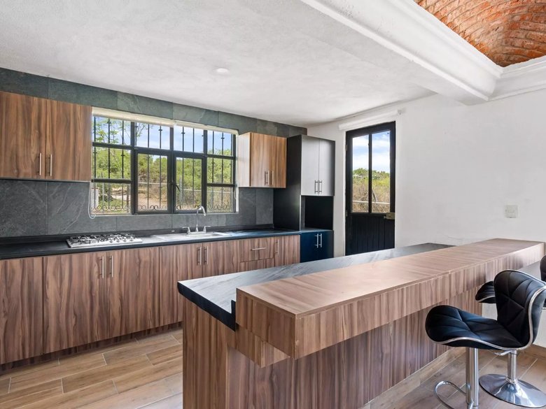SINGLE LEVEL LIVING HOME — 6 photos