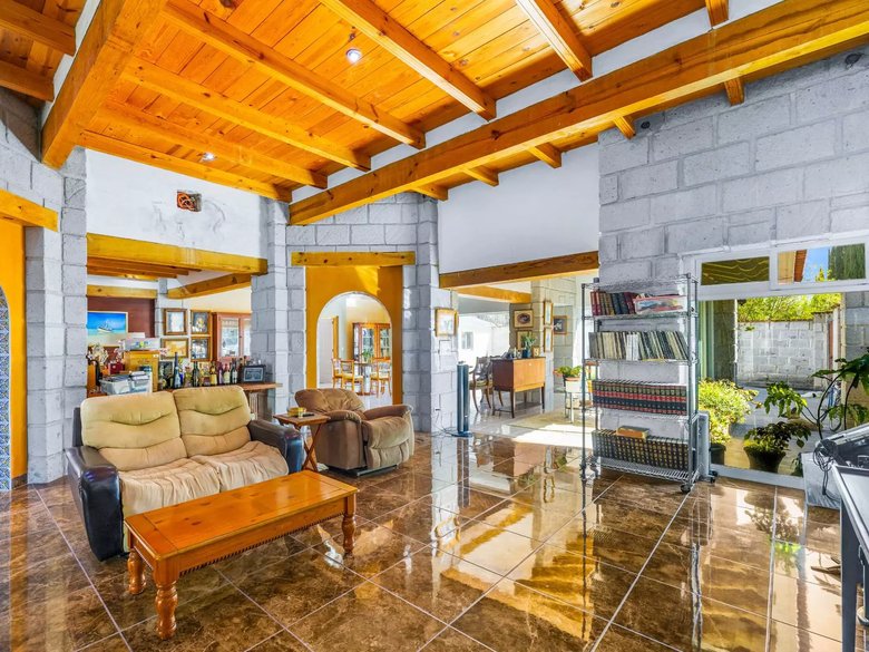 Casa Crisanta — 8 photos