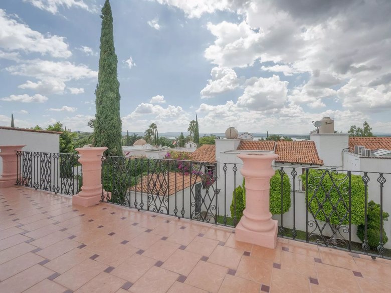 Casa de Las Fuentes — 16 photos